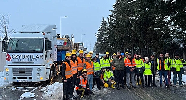 Özyurtlar'dan deprem bölgesine makine operatörü, mühendis ve hemşirelerden oluşan 15 kişilik yardım ekibi, iş makineleri yolladı