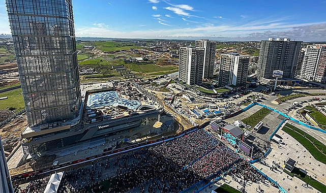 V Metroway AVM önünde yer alan Kayaşehir Metro hattı hizmete açıldı