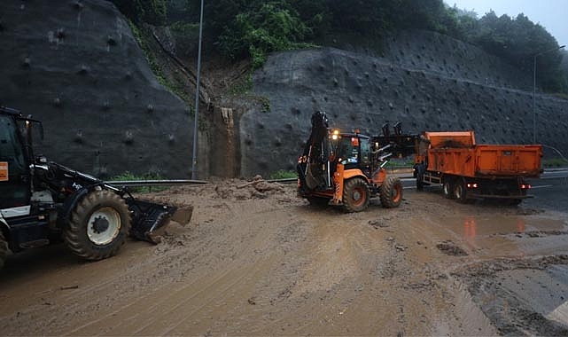 Bolu Dağı Tüneli yolunu kullananlar dikkat! Bolu'da zor saatler yollar trafiğe kapandı