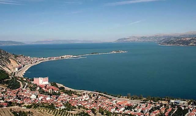 Isparta Eğirdir'de Belediye 32 adet dükkan satışa çıkardı