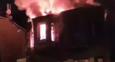 İstanbul Beyoğlu'nda 2 katlı binada korkutan yangın