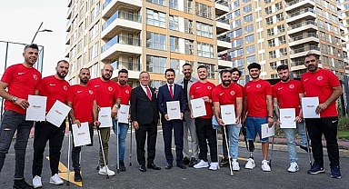 Ali Ağaoğlu, Türkiye Ampute Milli Futbol Takımı'na söz verdiği evleri teslim etti