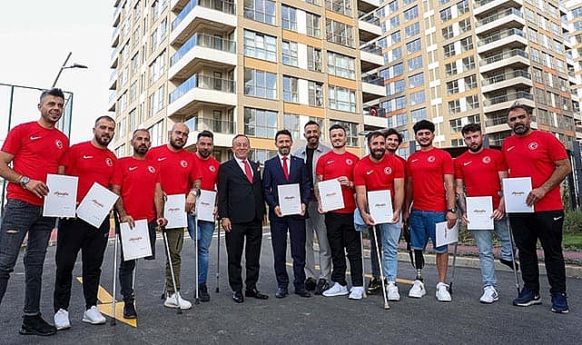 Ali Ağaoğlu, Türkiye Ampute Milli Futbol Takımı'na söz verdiği evleri teslim etti