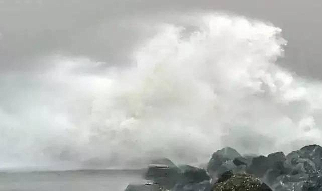 Çanakkale'de şiddetli rüzgar ve akıntı nedeniyle boğaz gemi trafiğine kapatıldı!