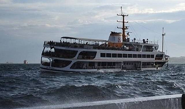 İstanbul'da rüzgar ve fırtına vapur seferlerini etkiledi!