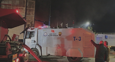 Antalya'da tersanede korkutan yangın! Yat imalathanesi alev alev yanıyor...