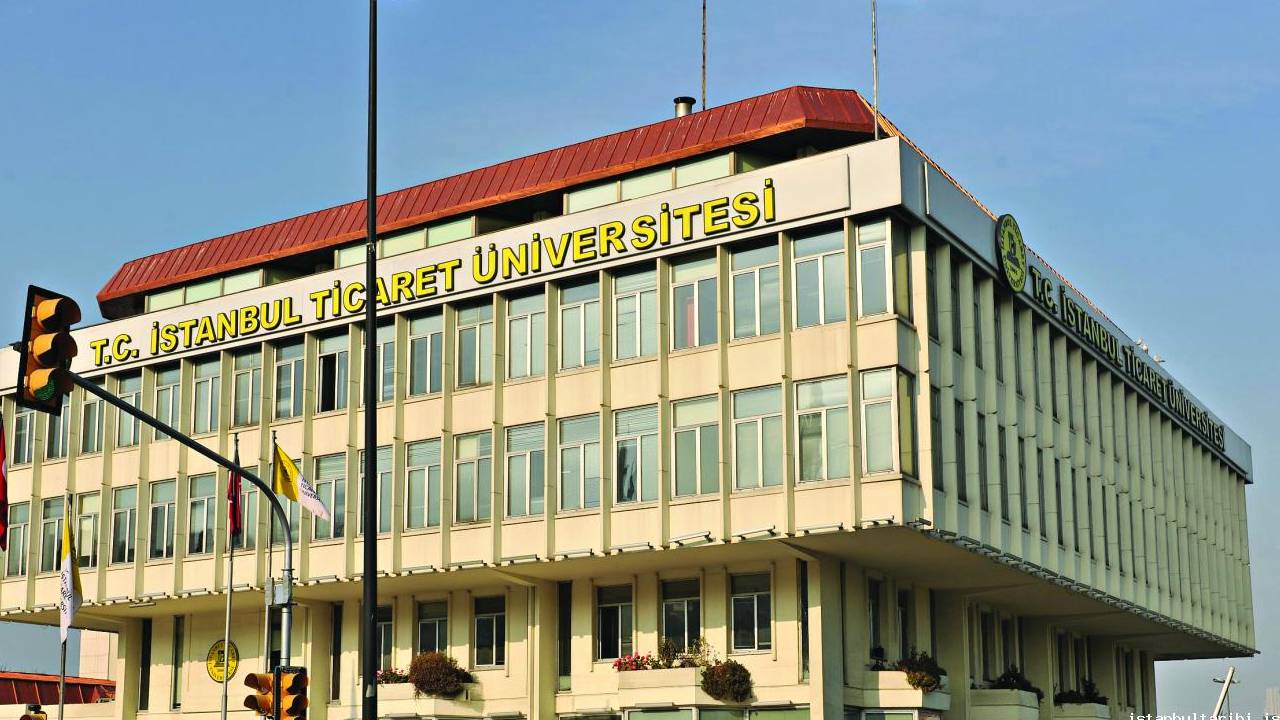 Eminönü'deki 6 katlı eski İTO binasında yıkım başladı