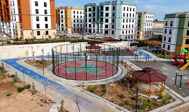 140 daire için TOKİ Adana Sarıçam projesinde evler sahiplerine teslim ediliyor