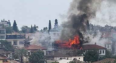 Antalya Kaleiçi'nde otel yangını