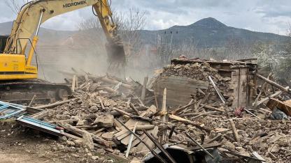 Burdur'da tehlikeli 10 yapı yıkıldı