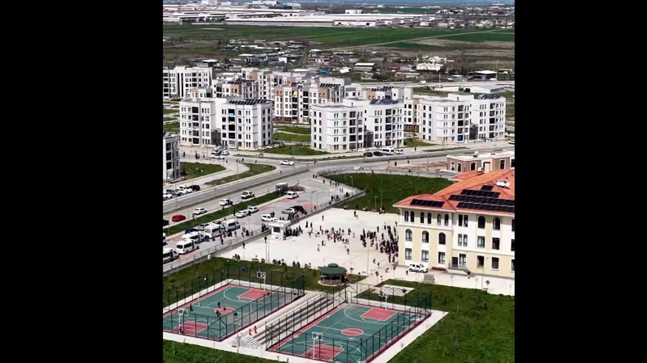 Murat Kurum paylaştı: "deprem sonrası yapılan okulda ilk 23 Nisan kutlaması"